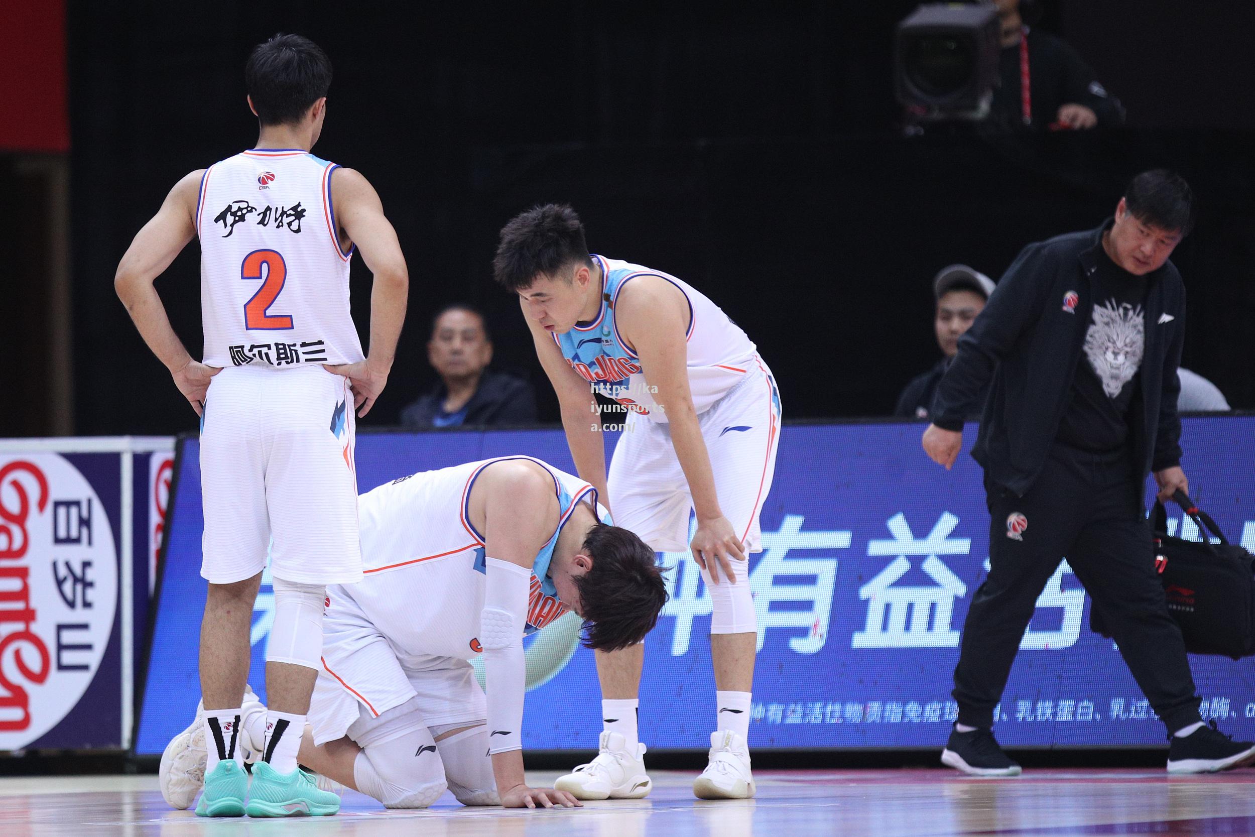 开云体育-周琦因伤缺席NBA季后赛，球迷心疼不已